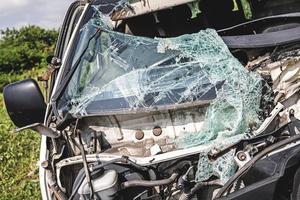 close-up de minivan esmagado após grave acidente de carro foto