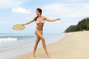 mulher feliz com corpo bonito na praia foto