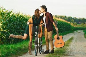 jovem casal está andando pela estrada secundária foto