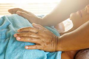 jovem mulher caucasiana durante a tradicional massagem tailandesa foto