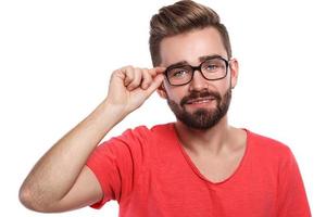 homem barbudo bonito em óculos no fundo branco foto