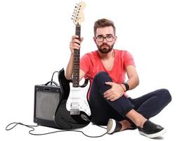 cara com uma guitarra em fundo branco foto