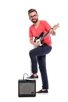 cara com uma guitarra em fundo branco foto