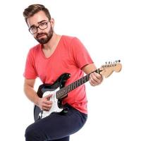 cara com uma guitarra em fundo branco foto