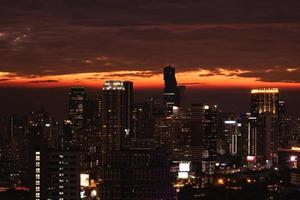 vista da moderna cidade de bangkok durante o pôr do sol foto