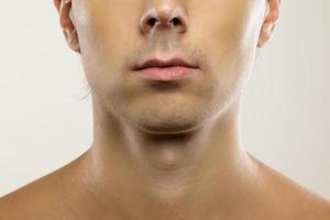 close-up do rosto masculino barbeado foto