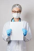 médico está segurando papel está segurando uma folha de papel branco em branco foto