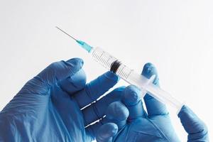 médico está segurando seringa com vacina ou medicamento foto