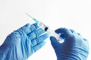 médico está segurando seringa com vacina ou medicamento foto