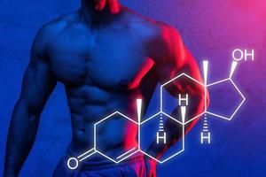 torso masculino musculoso e fórmula química de testosterona foto