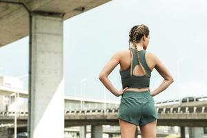 atleta de mulher durante seu treino de fitness ao ar livre foto