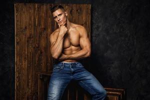 retrato de homem bonito musculoso e sexy vestindo jeans foto