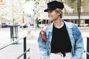 mulher elegante vestindo jaqueta jeans e boné preto foto