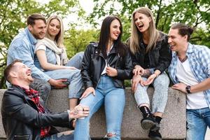 grupo de melhores amigos estão se divertindo em uma rua foto