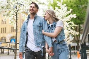 jovem casal sensual e amoroso durante um encontro ao ar livre foto