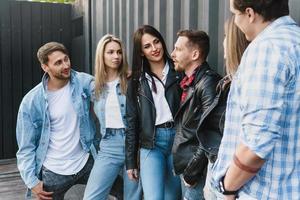 grupo de amigos durante uma reunião em uma rua da cidade foto