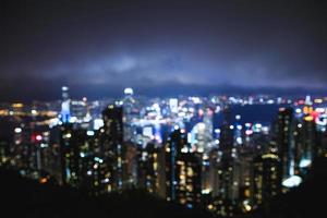 vista da cidade moderna à noite - fora de foco. luzes bokeh. foto