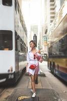 mulher estilosa andando pelas ruas da cidade de hong kong foto