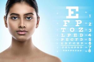 mulher indiana e gráfico de olho para teste de visão foto