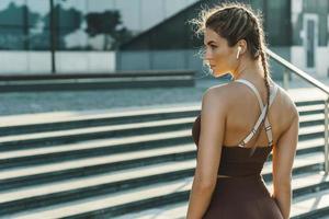 mulher esportiva durante seu treino de fitness ao ar livre foto