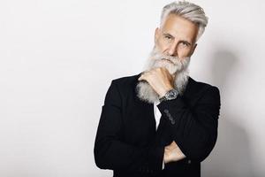 homem envelhecido bonito vestindo elegante terno preto foto