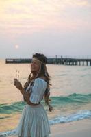 mulher feliz com estrelinhas na praia foto