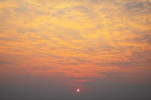 cênico céu levemente nublado durante o nascer do sol foto