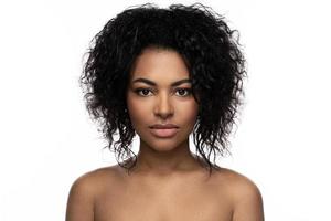 linda mulher negra com pele lisa em fundo branco foto