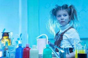 menina bonitinha durante aula de química na escola foto