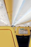 close-up vista dos assentos dentro de um avião foto