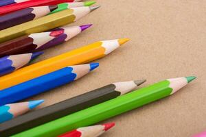 lápis de cor em um fundo marrom foto