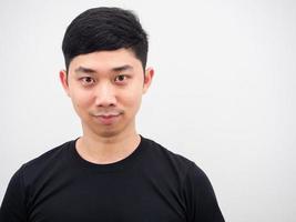 rosto aproximado do retrato de um homem asiático parece confiante e sorri sobre fundo branco foto