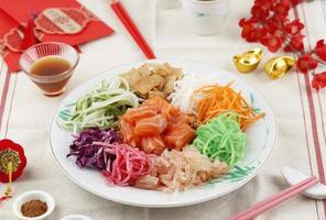 salmão yee sang ou yusheng, um prato de celebração do ano novo chinês foto