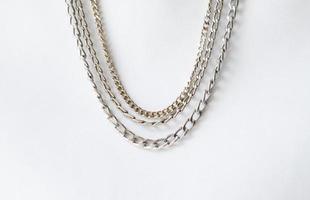 grupo de colares de corrente de prata e ouro para ornamentos e fundos de estilo feminino foto