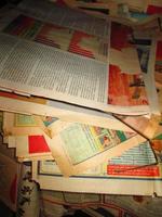 suprimentos para scrapbooking e recortes de jornais espalhados sobre a mesa em karachi paquistão 2022 foto