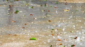 gotas de chuva caindo no chão em karachi paquistão 2022 foto