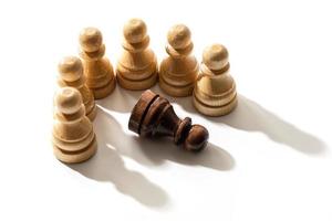um peão de xadrez preto entre os brancos. conceito de racismo e discriminação. foto