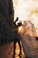 mulher vestindo lindo vestido branco andando em uma rua da cidade de veneza foto