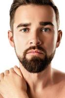 homem barbudo jovem e bonito com pele lisa foto