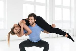 casal fitness durante treino de calistenia no ginásio foto