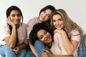 diversidade multicultural e amizade. grupo de mulheres de diferentes etnias. foto