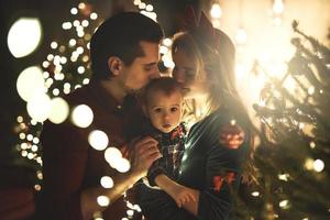 mãe feliz e seu lindo filho estão comemorando o natal ou o ano novo. foto