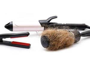 escova de cabelo redonda de metal com uma mecha de cabelo e diferentes ferramentas eletrônicas para modelar foto