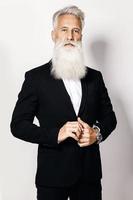 homem envelhecido bonito vestindo elegante terno preto foto