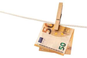 nota de euro é pendurada em uma corda com prendedor de roupa foto
