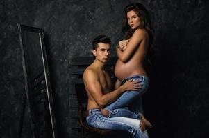 jovem casal sensual esperando um bebê. foto