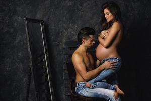 jovem casal sensual esperando um bebê. foto