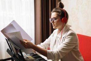 jovem músico tocando sintetizador em casa foto