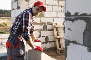 pedreiro está trabalhando no canteiro de obras foto