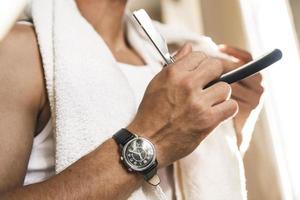 homem raspando a barba com navalha foto